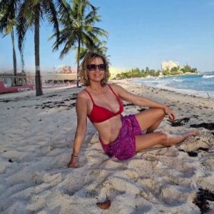 Tina Ruland Instagram - Längst wieder zurück in Berlin reichen aber die schönen Erinnerungen an Sonne Strand und Meer um mich morgens lächeln zu lassen.
Welche Erinnerungen heitern Euch den Tag auf?
Viel Spaß heute🥳
.
#schauspielerin #schauspieler #reisende #traveller #reisenmitkindern #reisenmachtglücklich #reiseblogger #travelgram #travelwithfriends #travelling #travelblogger #travelwithkids #doverbeach #berlin #Hauptstadt