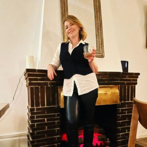 Tina Ruland Instagram - Geheim, geheimer , MORED!
Dieses Restaurant überhaupt zu finden ist schon fast eine Herausforderung, und damit hört  die Magie des Unbekannten noch lange nicht auf-als Willkommensdrink heißer Cognac mit exotischen  Gewürzen und danach Highlights der levantischen Küche. 
Kennen wir nicht?  Probieren wir erst recht! Und in berliner Einigkeit war unser  'Supper-Club' begeistert.
.
*unbezahlte Werbung wg Verlinkung*
@mored.berlin @tk_media_berlin