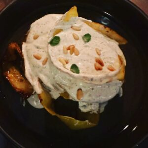 Tina Ruland Instagram - Geheim, geheimer , MORED!
Dieses Restaurant überhaupt zu finden ist schon fast eine Herausforderung, und damit hört  die Magie des Unbekannten noch lange nicht auf-als Willkommensdrink heißer Cognac mit exotischen  Gewürzen und danach Highlights der levantischen Küche. 
Kennen wir nicht?  Probieren wir erst recht! Und in berliner Einigkeit war unser  'Supper-Club' begeistert.
.
*unbezahlte Werbung wg Verlinkung*
@mored.berlin @tk_media_berlin