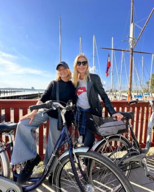 Tina Ruland Instagram - ᵂᴱᴿᴮᵁᴺᴳ What a weekend! Was so eine steife Ostsee-Brise für ein Paar Tage doch bewirkt. Wir sind gut „durch gelüftet“ und hatten eine mega tolle Auszeit❤️

Gut gefuttert, endlich mal wieder getanzt, ausgeschlafen und dank doppelter Ration von @q10_magic_power.de so Energie-geladen wie seit Langem nicht 💪

Tut uns als alleinerziehenden Mamas echt mal gut. Natürlich waren die Kids auch dabei. 
Ein tolles Family-Wochenende geht jetzt für uns zu Ende! Und auch, wenn wir jetzt im Stau stehen - reisen ist für uns immer Balsam für die Seele🤩
Wie seht ihr das?
#reisenmitkindern #ostseeküste #ostseeliebe❤️ #kurzurlaubfürdieseele #kurzurlaub #alleinerziehend #balticsea🌊 #freundinnen @tanjabuelter_berlin @tinaruland