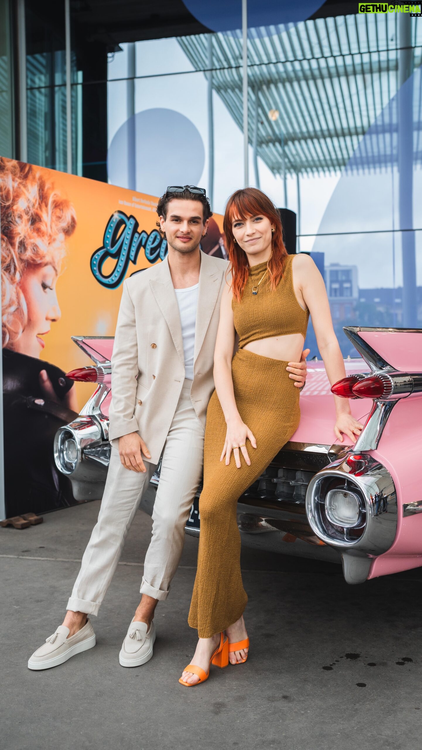 Tinne Oltmans Instagram - Hopelessly devoted in een lege foyer. In september & oktober in een volle zaal. ✨🧡 @greasethemusicalbe