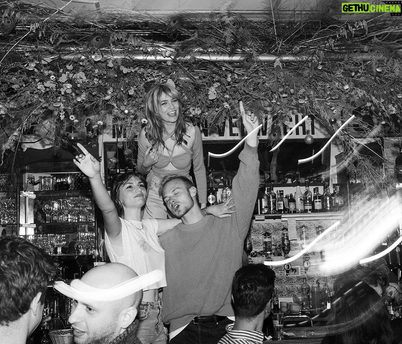 Tinne Oltmans Instagram - De release party in Antwerpen was fantastisch! Waar geven we het volgend feestje? Zet jouw tips voor fantastische locaties in de comments of tag hen, wij regelen het!๐ Stream #FeestjeInMnHoofd nu via de link in bio.ย ๐งก ๐ท @studioleau
