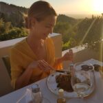 Tinne Oltmans Instagram – Geluk zit in momenten, ineens overvalt het u. 💙👑
Een verjaardagstaart met frambozen en uw familie. Doen wat ge graag wilt doen. Iemand die u graag ziet. Vrienden en vriendinnen. Eten op een adembenemende plek. Even niets moeten.
Op mijn 26e speelde ik mee in Grensoverschrijdend, tekende ik bij Universal, speelde in een Nederlandse bioscoopfilm #Misfit2, heb ik zo veel gereisd en nog zó veel meer. Zo benieuwd wat 27 jaar brengt! Bring it on!
