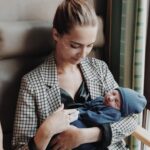 Tinne Oltmans Instagram – Geluk zit in momenten, ineens overvalt het u. 💙👑
Een verjaardagstaart met frambozen en uw familie. Doen wat ge graag wilt doen. Iemand die u graag ziet. Vrienden en vriendinnen. Eten op een adembenemende plek. Even niets moeten.
Op mijn 26e speelde ik mee in Grensoverschrijdend, tekende ik bij Universal, speelde in een Nederlandse bioscoopfilm #Misfit2, heb ik zo veel gereisd en nog zó veel meer. Zo benieuwd wat 27 jaar brengt! Bring it on!
