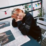 Tinne Oltmans Instagram - “Ik wil me focussen op mijn passie, kunst, want dat is iets waar niemand tussen zal komen.” De vragen van Proust, nu in @demorgen over creëren, balans, voelen en een ode aan Oma P, ik mis je. 🤍 Itv: Ann Jooris Beeld: @stefaantemmerman