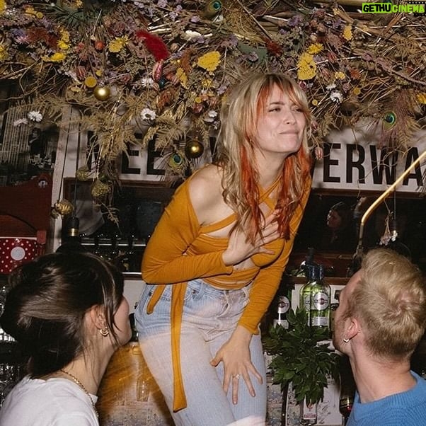 Tinne Oltmans Instagram - We made it to the party! Het was dan toch geen garnaal & adrenaline is een wondermiddel! 🦠🧡 Feestje In M’n Hoofd OUT NOW ✨ #newmusic #popmusic #FeestjeInMnHoofd 📷 @studioleau