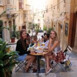 Tinne Oltmans Instagram – Vriendschap is elkaar raad geven, elkaar redden van rare mannen in de club, per ongeluk matching outfits aanhebben, precies verliefd naar elkaar kijken op foto’s.. Veel lachen, veel herinneringen maken, veel eten en drinken maar vooral veel graag zien! Love you, dat we samen nog een stukje van de wereld mogen zien! π