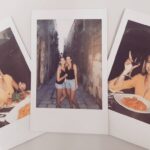 Tinne Oltmans Instagram – Vriendschap is elkaar raad geven, elkaar redden van rare mannen in de club, per ongeluk matching outfits aanhebben, precies verliefd naar elkaar kijken op foto’s.. Veel lachen, veel herinneringen maken, veel eten en drinken maar vooral veel graag zien! Love you, dat we samen nog een stukje van de wereld mogen zien! 💙