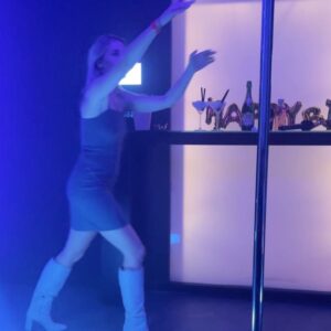 Tinne Oltmans Instagram - Well.. that escalated quickly from karaoke animal to professional pole dancer. 
Swipe to last.. #ikhebditéchtnognooitgedaan
#birthday #karaoke #poledance @joyt.antwerpen