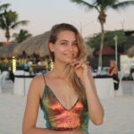 Tinne Oltmans Instagram – Sunset dinner met de voetjes in zand en uiteraard: glittertjes. ♡
#teamglitter #travel #aruba