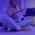 Tinne Oltmans Instagram – Songwrite journal: Ik zoek een goede balans tussen up tempo en ballads maar die zoektocht is niet makkelijk. Ik heb namelijk een zachte en een outgoing kant en het is belangrijk van mij om beiden te laten bestaan. Hope you enjoy the journey! Ps: the Tiny club saw it first 🧡 #vlog #songwrite #singer