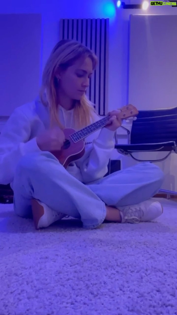 Tinne Oltmans Instagram - Songwrite journal: Ik zoek een goede balans tussen up tempo en ballads maar die zoektocht is niet makkelijk. Ik heb namelijk een zachte en een outgoing kant en het is belangrijk van mij om beiden te laten bestaan. Hope you enjoy the journey! Ps: the Tiny club saw it first 🧡 #vlog #songwrite #singer