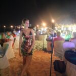 Tinne Oltmans Instagram – Sunset dinner met de voetjes in zand en uiteraard: glittertjes. ♡
#teamglitter #travel #aruba