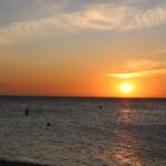 Tinne Oltmans Instagram – Sunset dinner met de voetjes in zand en uiteraard: glittertjes. ♡
#teamglitter #travel #aruba