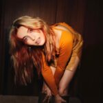 Tinne Oltmans Instagram - Let’s party. Mijn nieuwe single “Feestje in m’n hoofd” is nu uit! 🧡 Link in bio. Liefde naar het team: Photo: @gwennyeeckels MUAH: @mitchfix Haircolor: @jochenvanhoudt Styling: myself ✨ Belgian, sustainable & vintage fashion: @__fragille__ @borrenberghs @luxeparel #FeestjeInMnHoofd