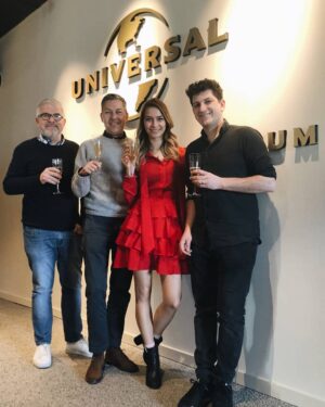 Tinne Oltmans Instagram - PLATENCONTRACT BIJ @UNIVERSALMUSICBELGIUM 🤯💃
Iets waar ik alleen maar van kon dromen, is werkelijkheid geworden. In het najaar zal ik mijn eerste solo single voorstellen en dat samen met een fantastisch team aan mijn zij! ❤
Maar eerst: schrijven schrijven schrijven! Jullie zullen de eerste zijn om alles mee te ontdekken dus hou mijn socials zeker in de gaten en check af en toe mijn stories voor stiekeme previews!
#TinneOltmans #platencontract #recorddeal