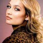 Tinne Oltmans Instagram – Feeling like an international bombass pop rock artist thanks to @tomvmakeup ❤💄
MORGEN LIVE OP @radio2vrt LEUK NIEUWS – TUNE IN OM 10u!
Photo @glenn.verbraeken – @bonnieandclydestudios