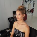 Tinne Oltmans Instagram – 3 jaar eigen muziek maken.
3 jaar Verdrijf Me.
1 jaar Wat Je Doet Met Mij.
3 jaar genieten🧡

Dank jullie wel! Swipe voor een throwback.