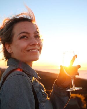Tinne Oltmans Instagram - Basically standing on lava,
watching a big ball of lava,
while drinking a glass of lava..
I mean cava!🌋