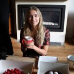 Tinne Oltmans Instagram – Geluk zit in momenten, ineens overvalt het u. 💙👑
Een verjaardagstaart met frambozen en uw familie. Doen wat ge graag wilt doen. Iemand die u graag ziet. Vrienden en vriendinnen. Eten op een adembenemende plek. Even niets moeten.
Op mijn 26e speelde ik mee in Grensoverschrijdend, tekende ik bij Universal, speelde in een Nederlandse bioscoopfilm #Misfit2, heb ik zo veel gereisd en nog zó veel meer. Zo benieuwd wat 27 jaar brengt! Bring it on!