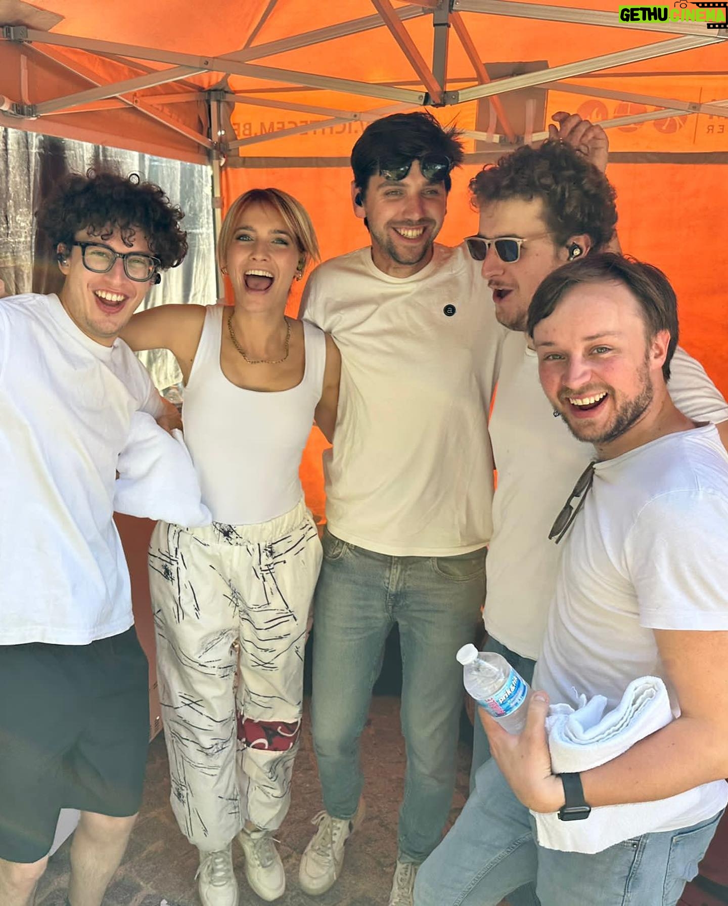 Tinne Oltmans Instagram - Vermist: mijn stem. Laatst gehoord: dit weekend. Volgende optredens zijn op Kontich Feest en Gentse Feesten, see you there?🧡