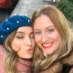 Tinne Oltmans Instagram – Geluk zit in momenten, ineens overvalt het u. 💙👑
Een verjaardagstaart met frambozen en uw familie. Doen wat ge graag wilt doen. Iemand die u graag ziet. Vrienden en vriendinnen. Eten op een adembenemende plek. Even niets moeten.
Op mijn 26e speelde ik mee in Grensoverschrijdend, tekende ik bij Universal, speelde in een Nederlandse bioscoopfilm #Misfit2, heb ik zo veel gereisd en nog zó veel meer. Zo benieuwd wat 27 jaar brengt! Bring it on!