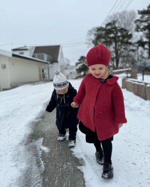 Tiril Sjåstad Christiansen Instagram - Å bli mamma forandret alt 👨‍👩‍👧‍👦 Jeg oppdaget styrker jeg ikke visste jeg hadde og jeg må takle frykt jeg ikke visste eksisterte. Jeg har alltid tenkt at jeg skal bli den perfekte mamma! Men jeg har innsett at det finnes ingen perfekte mødre.. Det som finnes er en million måter og være en god mor på, og det er godt nok 🙏🏼 Hvis jeg spoler noen år tilbake hadde jeg aldri trodd at jeg skulle få barn før fylte 30, men nå sitter jeg her med to, og jeg har aldri vært lykkeligere ♥️ God morsdag til min fantastiske mamma, @randisjaastad og alle de andre mødrene der ute som veileder, støtter og inspirerer meg hver eneste dag!