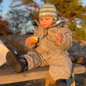 Tiril Sjåstad Christiansen Instagram - Å bli mamma forandret alt 👨‍👩‍👧‍👦 Jeg oppdaget styrker jeg ikke visste jeg hadde og jeg må takle frykt jeg ikke visste eksisterte. Jeg har alltid tenkt at jeg skal bli den perfekte mamma! Men jeg har innsett at det finnes ingen perfekte mødre.. Det som finnes er en million måter og være en god mor på, og det er godt nok 🙏🏼 Hvis jeg spoler noen år tilbake hadde jeg aldri trodd at jeg skulle få barn før fylte 30, men nå sitter jeg her med to, og jeg har aldri vært lykkeligere ♥️ God morsdag til min fantastiske mamma, @randisjaastad og alle de andre mødrene der ute som veileder, støtter og inspirerer meg hver eneste dag!
