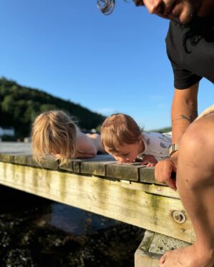 Tiril Sjåstad Christiansen Instagram - Årets første pioner 🌸 Krabbefiske 🦀 Vårmarked på Sandøya 🐚 Sene kvelder på verandaen 🌇 Reker 🦐 Vafler 🧇 og morgenbad 🏊🏼‍♂️ eller som vi sier her på Sørlandet, SMEIGEDAG, eller i dette tilfellet, en skikkelig SMEIGEHELG på hytta 🙏🏼