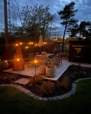 Tiril Sjåstad Christiansen Instagram - Uka som gikk 🌼 

🚗 Biltur uten mål og mening som ender med å bli en av de mest magiske dagene hittil i år!
🏡 Siste innspurt på hagehuset 
👷🏻 Resteflis til kjøkkenbenk i hagehus (inspirert av @hakkespettendesign) 
🐶 Snopesjuke hunder
🌷 Vanning i hagen 
🕯️ Hagen by night
🌸 Vi nyter alle blomstene som har tittet frem 
🍕 Baksteovn in the making
🎨 Maling i hagen
🏆 Kjøpesenteret jeg er senterleder på ble kåret til månedens Scala senter, BEST PÅ SERVICE, av våre kunder for april!