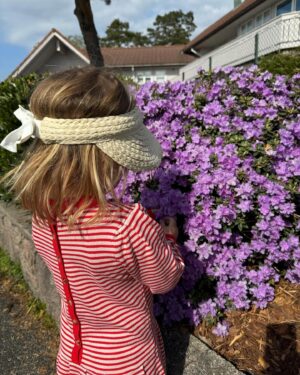 Tiril Sjåstad Christiansen Instagram - Uka som gikk 🌼 

🚗 Biltur uten mål og mening som ender med å bli en av de mest magiske dagene hittil i år!
🏡 Siste innspurt på hagehuset 
👷🏻 Resteflis til kjøkkenbenk i hagehus (inspirert av @hakkespettendesign) 
🐶 Snopesjuke hunder
🌷 Vanning i hagen 
🕯️ Hagen by night
🌸 Vi nyter alle blomstene som har tittet frem 
🍕 Baksteovn in the making
🎨 Maling i hagen
🏆 Kjøpesenteret jeg er senterleder på ble kåret til månedens Scala senter, BEST PÅ SERVICE, av våre kunder for april!