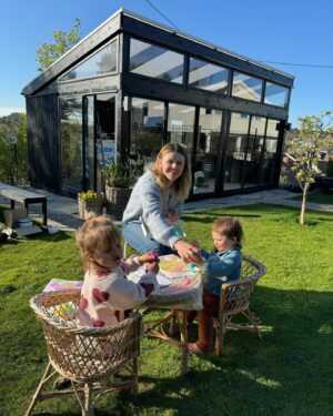 Tiril Sjåstad Christiansen Instagram - Uka som gikk 🌼 

🚗 Biltur uten mål og mening som ender med å bli en av de mest magiske dagene hittil i år!
🏡 Siste innspurt på hagehuset 
👷🏻 Resteflis til kjøkkenbenk i hagehus (inspirert av @hakkespettendesign) 
🐶 Snopesjuke hunder
🌷 Vanning i hagen 
🕯️ Hagen by night
🌸 Vi nyter alle blomstene som har tittet frem 
🍕 Baksteovn in the making
🎨 Maling i hagen
🏆 Kjøpesenteret jeg er senterleder på ble kåret til månedens Scala senter, BEST PÅ SERVICE, av våre kunder for april!