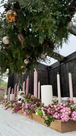 Tiril Sjåstad Christiansen Instagram - Finn frem en gammel planke, bort noen hull, putt noen lys i, pynt med litt blomster og vipps så har du en skikkelig hyggelig borddekorasjon 🕯️🌸 God helg!