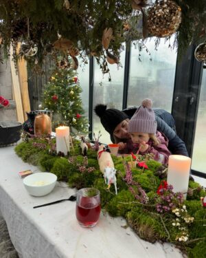 Tiril Sjåstad Christiansen Instagram - Touchdown Hovden! Ungene er lagt og det er allerede blitt 26 desember.. Hvor blei dagene av? 😅 Vår første jul hjemme i Grimstad er overstått, og endelig har jeg fått satt meg ned to minutter i fullstendig stillhet.. Nå skal vi nyte noen dager på fjellet, stå litt på ski, ake, spille spill, spise god mat og ta livet helt med ro før det for min del braker løs med NY JOBB!!! 2 januar 😲 Gleder meg enormt mye til en ny og spennende hverdag og sier som Pippi Langstrømpe; Dette har jeg aldri gjort før, så det klarer jeg helt sikkert! GOD JUL 🎄

1. Nissefar på besøk 🎅🏼
2. Hjemmelagde lykter fra mamma ❤️🔨
3. @dago2_lauritzen som nyter verdens beste ribbe laget av @stian_lauritzen 🐖
4. Julemiddag 🍽️
5. Julebordet 🌹🕯️
6. «Så går vi rundt om en enerbærbusk» 🎄
7. Bolt som ELSKER å åpne julegaver, han var til og med ivrigere enn ett og treåringen, og det skal mye til!! 🐶
8. Vega som fikk mandel i grøten og verdens beste marsipangris fra @bergshavenbakeriogkonditori 🐷
9. Julegrøtbordet 🥣
10. Den eneste julegaven jeg ønsket meg i år, boka;«Småbruksdrømmen» 👩🏼‍🌾