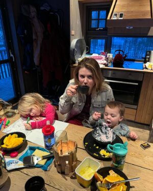 Tiril Sjåstad Christiansen Instagram - Å bli mamma forandret alt 👨‍👩‍👧‍👦 Jeg oppdaget styrker jeg ikke visste jeg hadde og jeg må takle frykt jeg ikke visste eksisterte. Jeg har alltid tenkt at jeg skal bli den perfekte mamma! Men jeg har innsett at det finnes ingen perfekte mødre.. Det som finnes er en million måter og være en god mor på, og det er godt nok 🙏🏼 Hvis jeg spoler noen år tilbake hadde jeg aldri trodd at jeg skulle få barn før fylte 30, men nå sitter jeg her med to, og jeg har aldri vært lykkeligere ♥️ God morsdag til min fantastiske mamma, @randisjaastad og alle de andre mødrene der ute som veileder, støtter og inspirerer meg hver eneste dag!