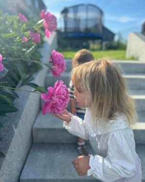 Tiril Sjåstad Christiansen Instagram - Årets første pioner 🌸 Krabbefiske 🦀 Vårmarked på Sandøya 🐚 Sene kvelder på verandaen 🌇 Reker 🦐 Vafler 🧇 og morgenbad 🏊🏼‍♂️ eller som vi sier her på Sørlandet, SMEIGEDAG, eller i dette tilfellet, en skikkelig SMEIGEHELG på hytta 🙏🏼
