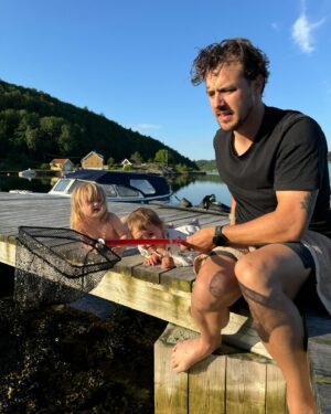 Tiril Sjåstad Christiansen Instagram - Årets første pioner 🌸 Krabbefiske 🦀 Vårmarked på Sandøya 🐚 Sene kvelder på verandaen 🌇 Reker 🦐 Vafler 🧇 og morgenbad 🏊🏼‍♂️ eller som vi sier her på Sørlandet, SMEIGEDAG, eller i dette tilfellet, en skikkelig SMEIGEHELG på hytta 🙏🏼