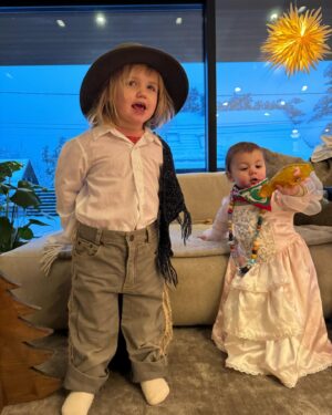 Tiril Sjåstad Christiansen Instagram - Å bli mamma forandret alt 👨‍👩‍👧‍👦 Jeg oppdaget styrker jeg ikke visste jeg hadde og jeg må takle frykt jeg ikke visste eksisterte. Jeg har alltid tenkt at jeg skal bli den perfekte mamma! Men jeg har innsett at det finnes ingen perfekte mødre.. Det som finnes er en million måter og være en god mor på, og det er godt nok 🙏🏼 Hvis jeg spoler noen år tilbake hadde jeg aldri trodd at jeg skulle få barn før fylte 30, men nå sitter jeg her med to, og jeg har aldri vært lykkeligere ♥️ God morsdag til min fantastiske mamma, @randisjaastad og alle de andre mødrene der ute som veileder, støtter og inspirerer meg hver eneste dag!