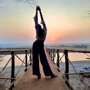 Tithi Raaj Instagram - एक हसीन शाम को 
दिल मेरा खो गया ✨ 
.
#sun #sunset #scenery #sky #orange #serene #stretch #calm #good #🌸 #energy #goodvibes #allthingsart #💕
