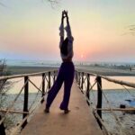 Tithi Raaj Instagram - एक हसीन शाम को दिल मेरा खो गया ✨ . #sun #sunset #scenery #sky #orange #serene #stretch #calm #good #🌸 #energy #goodvibes #allthingsart #💕
