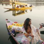 Tithi Raaj Instagram - PoV: Living a dream ✨ Wearing : @vieenrosedesignerstore #kashmir #traditions #culture #travel #luxury #lifestyle #beauty #creation #allthingsart