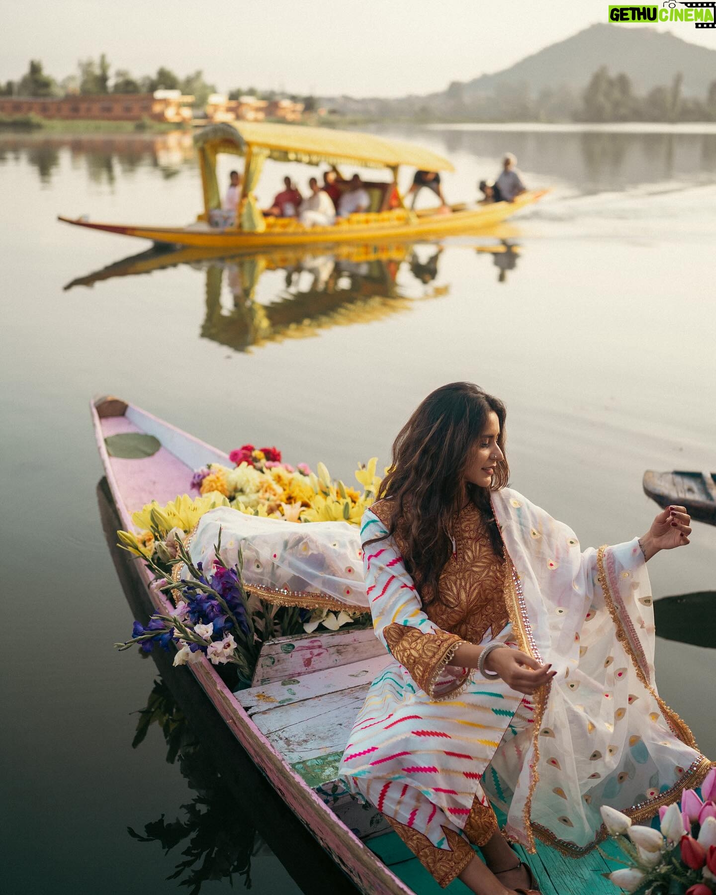 Tithi Raaj Instagram - PoV: Living a dream ✨ Wearing : @vieenrosedesignerstore #kashmir #traditions #culture #travel #luxury #lifestyle #beauty #creation #allthingsart