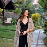 Tithi Raaj Instagram - Sunset Strolls ✨🫶🏻 . #sea #sparkle #sunset #shine #shades #glitter #black #beach #beachvibes #aesthetics #mood #allthingsart #✨ #🌙 #🌅