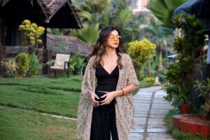 Tithi Raaj Instagram - Sunset Strolls ✨🫶🏻
.
#sea #sparkle #sunset #shine #shades #glitter #black #beach #beachvibes #aesthetics #mood #allthingsart #✨ #🌙 #🌅