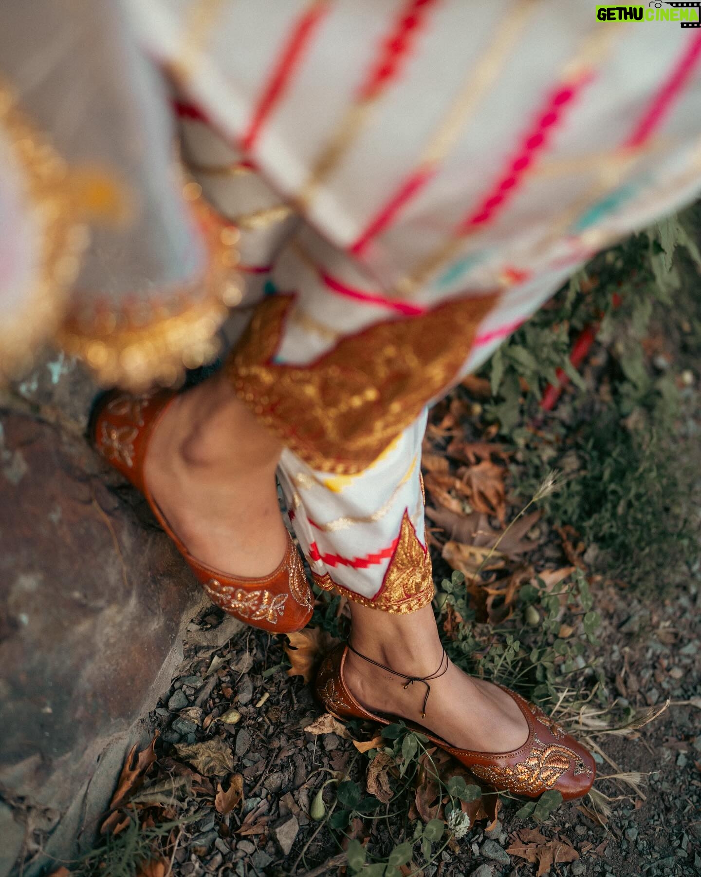 Tithi Raaj Instagram - PoV: Living a dream ✨ Wearing : @vieenrosedesignerstore #kashmir #traditions #culture #travel #luxury #lifestyle #beauty #creation #allthingsart