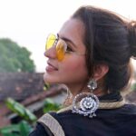 Tithi Raaj Instagram - चाँद सूरज और बालियाँ 🌞🌙✨ . #sea #sparkle #sunset #silver #shine #shades #glitter #jewelry #beach #beachvibes #aesthetics #mood #allthingsart #✨ #🌙 #🌞