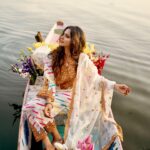 Tithi Raaj Instagram - Feeling white and gold 🧡🤍 Subtle and bold ✨ in this beautiful bridal wear by @vieenrosedesignerstore All things beauty by: @rehasbeautyclinic . #shikara #shoot #kashmiri #traditions #travel #beauty #culture #allthingsart