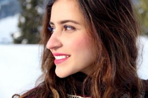 Tithi Raaj Instagram - Snow. Smiles. Happy Child 🫶🏻 ❄️ 
.
#winter #happychild #favorite #snow #sky #season #cold #sun #dayslikethese #beauty #love #travel #lifestyle #nature #allthingsart #❄️