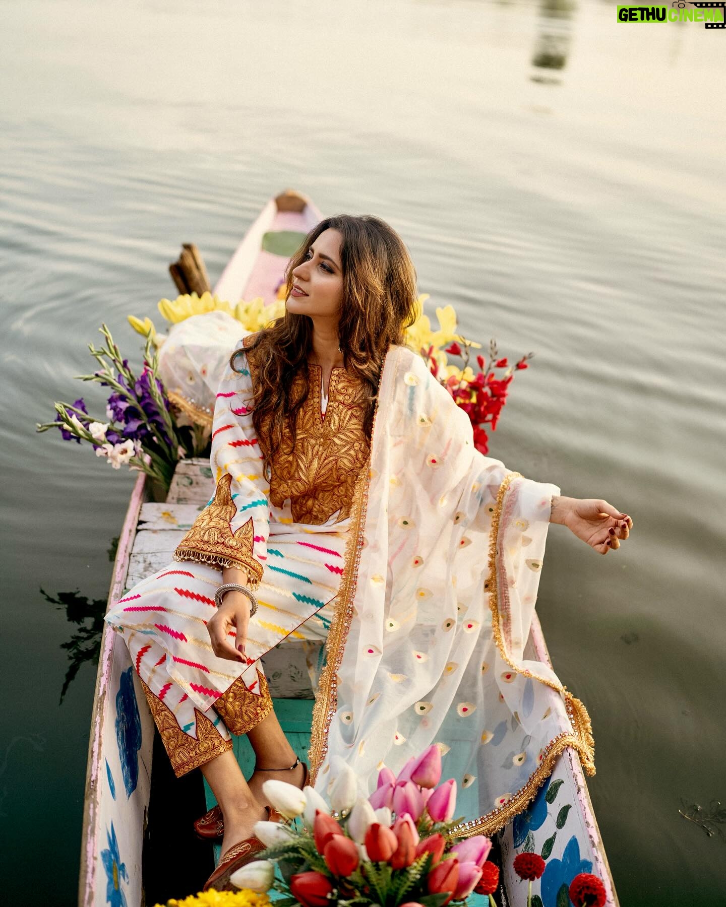 Tithi Raaj Instagram - PoV: Living a dream ✨ Wearing : @vieenrosedesignerstore #kashmir #traditions #culture #travel #luxury #lifestyle #beauty #creation #allthingsart