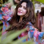 Tithi Raaj Instagram – Where are you now ?! ✨♥️💚
.
🎥: @journeyofendlessmiles 
#floral #greens #wander #world #beauty #sunshine